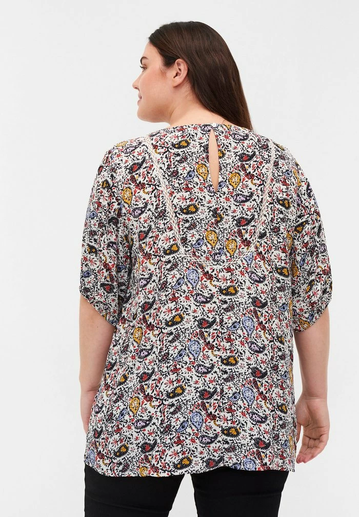 Zizzi MED KORTE ÆRMER - Blouse - Powder Puff Aop 3 Zizzi MED KORTE ÆRMER - Blouse - Powder Puff Aop – Image 3