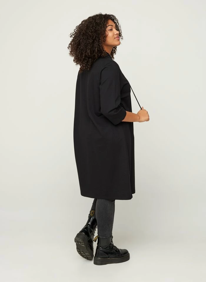 Zizzi WITH 3/4 LENGTH SLEEVES AND A HOOD - Robe De Jour - Black 3 Zizzi WITH 3/4 LENGTH SLEEVES AND A HOOD - Robe De Jour - Black – Image 3