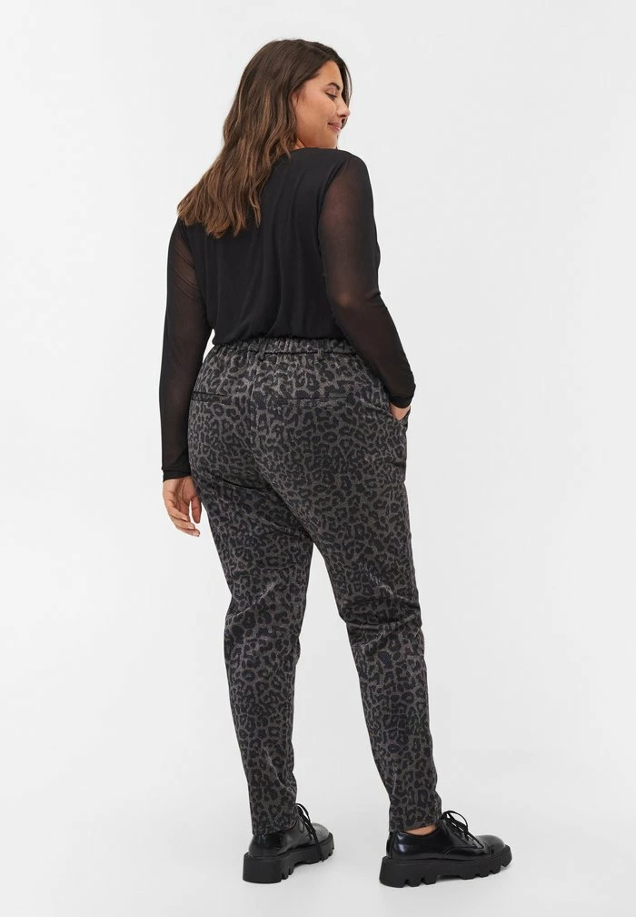 Zizzi MIT GLITZER UND LEOPARDENPRINT - Chino - Lurex Leo 2 Zizzi MIT GLITZER UND LEOPARDENPRINT - Chino - Lurex Leo – Image 2