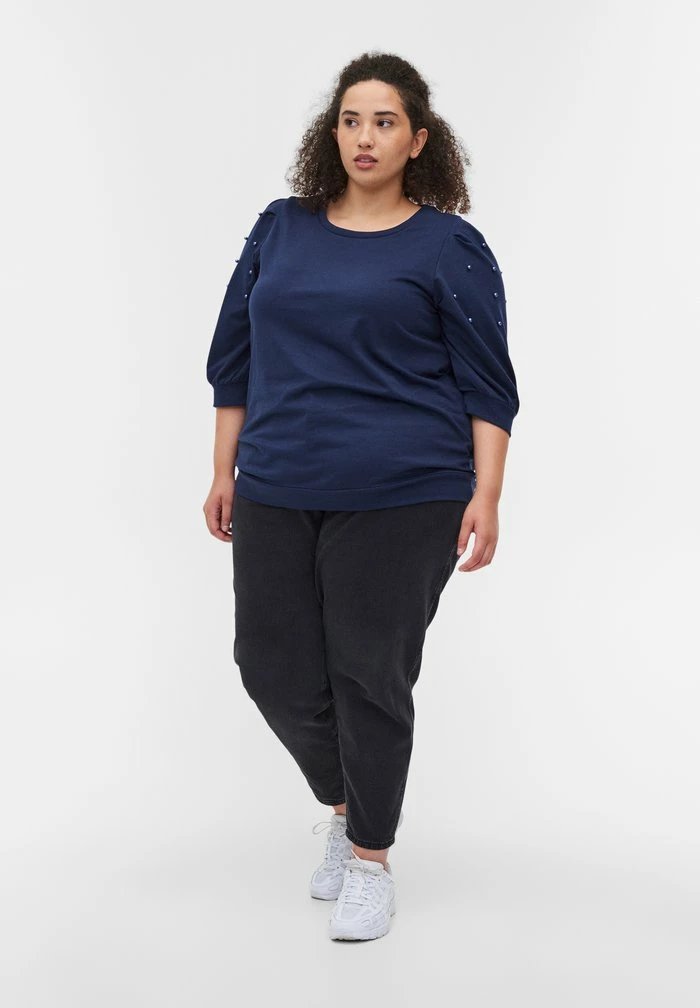 Zizzi BALLONÄRMELN UND PERLEN - Blouse - Black Iris 2 Zizzi BALLONÄRMELN UND PERLEN - Blouse - Black Iris – Image 2