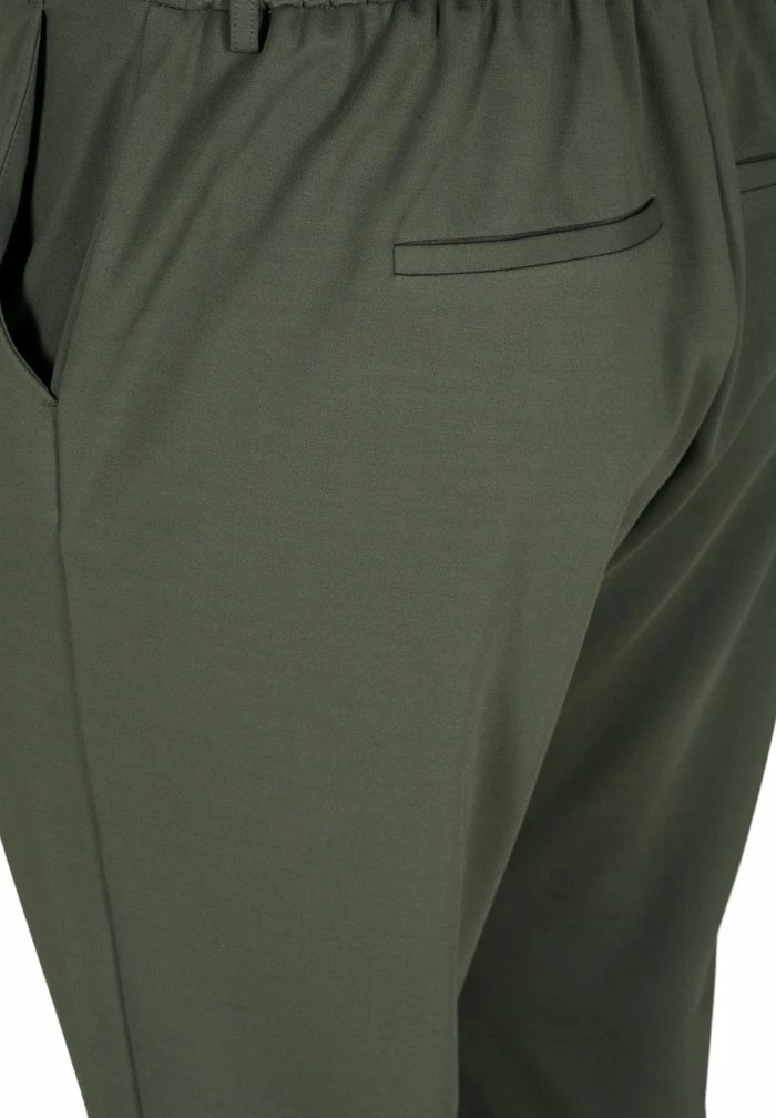 Zizzi CROPPED BUKSER MED LOMMER OG JUSTERBAR SNØRER - Pantalon De Survêtement - Thyme 6 Zizzi CROPPED BUKSER MED LOMMER OG JUSTERBAR SNØRER - Pantalon De Survêtement - Thyme – Image 6