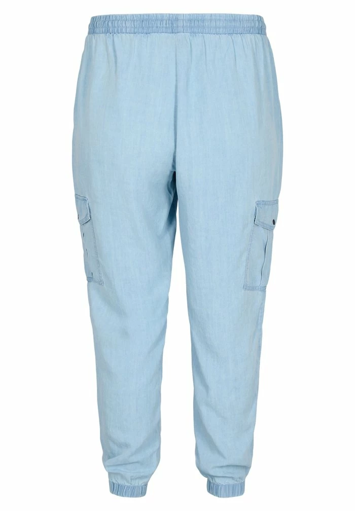 Zizzi Pantalon Cargo - Light Blue Denim 2 Zizzi Pantalon Cargo - Light Blue Denim – Image 2