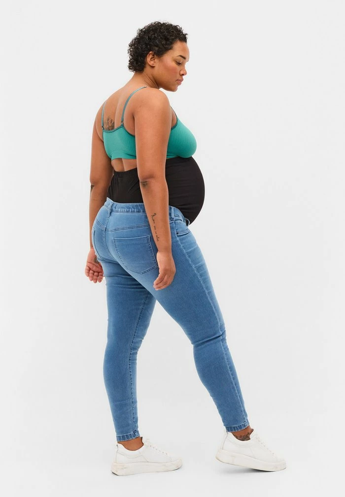 Zizzi AUS CHUNG - Jean Slim - Light Blue Denim 2 Zizzi AUS CHUNG - Jean Slim - Light Blue Denim – Image 2