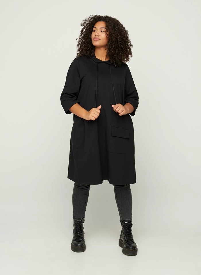 Zizzi WITH 3/4 LENGTH SLEEVES AND A HOOD - Robe De Jour - Black 2 Zizzi WITH 3/4 LENGTH SLEEVES AND A HOOD - Robe De Jour - Black – Image 2