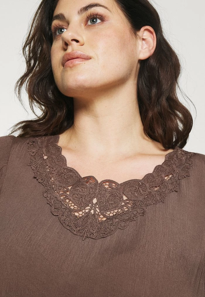 Zizzi EROSE BLOUSE - Blouse - Deep Taupe 5 Zizzi EROSE BLOUSE - Blouse - Deep Taupe – Image 5