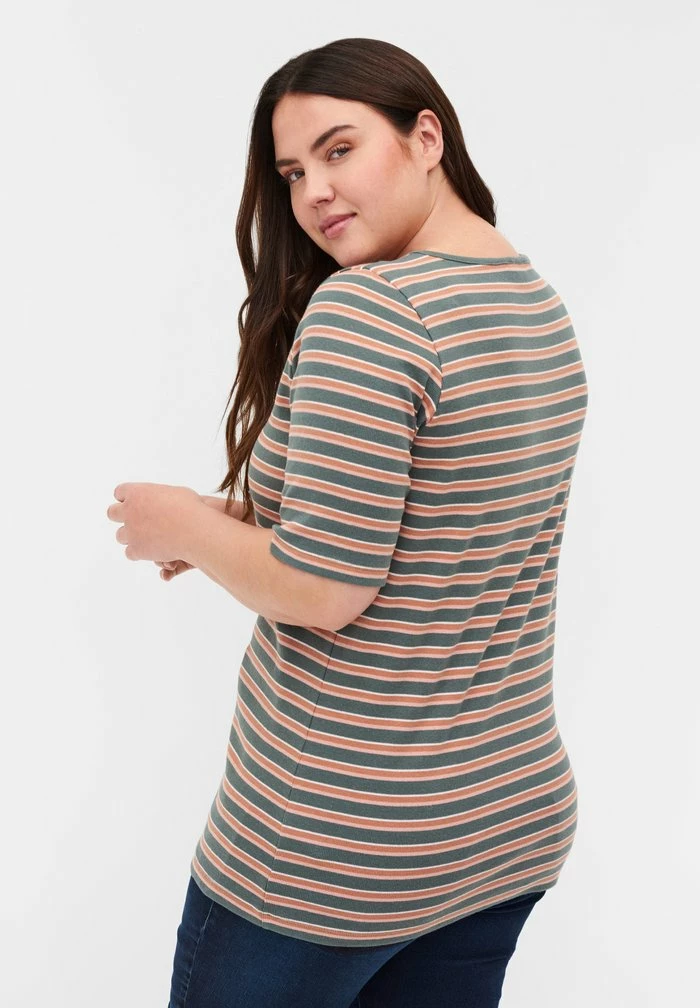 Zizzi T-shirt Imprimé - Balsam Green Stripe 3 Zizzi T-shirt Imprimé - Balsam Green Stripe – Image 3