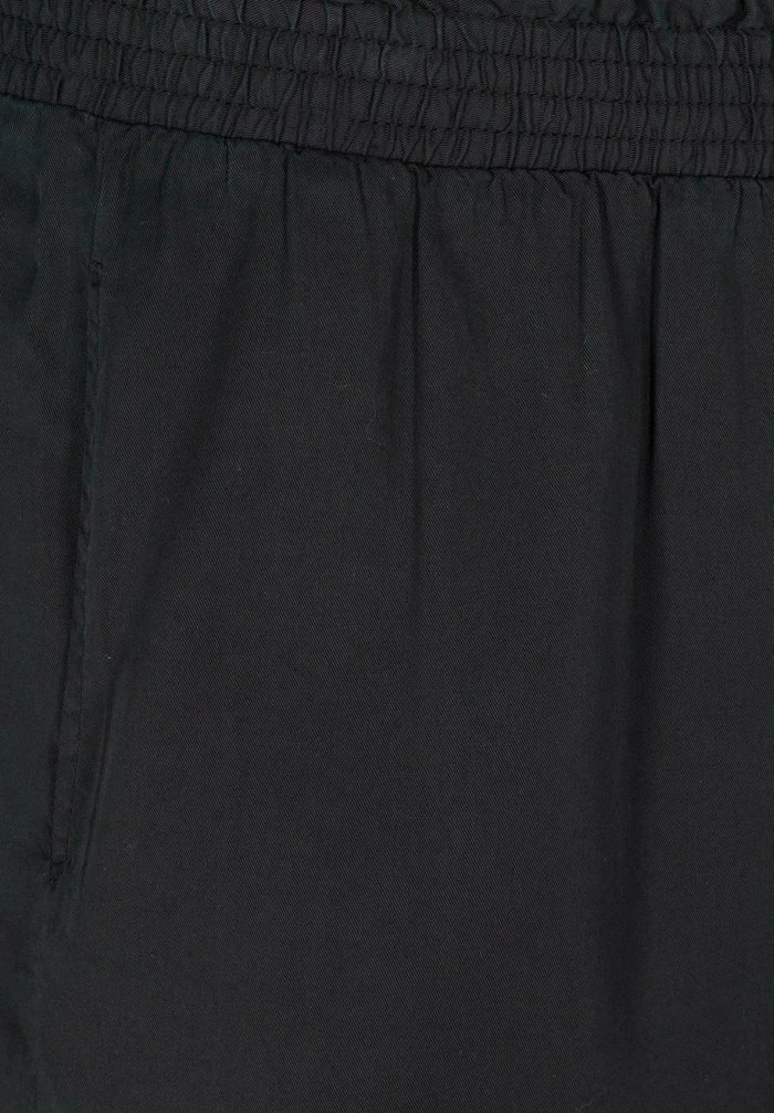 Zizzi LOCKERE MIT SMOCK - Short - Black 6 Zizzi LOCKERE MIT SMOCK - Short - Black – Image 6