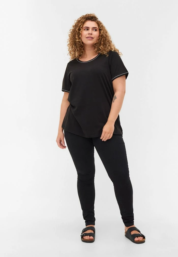 Zizzi T-shirt Imprimé - Black 2 Zizzi T-shirt Imprimé - Black – Image 2