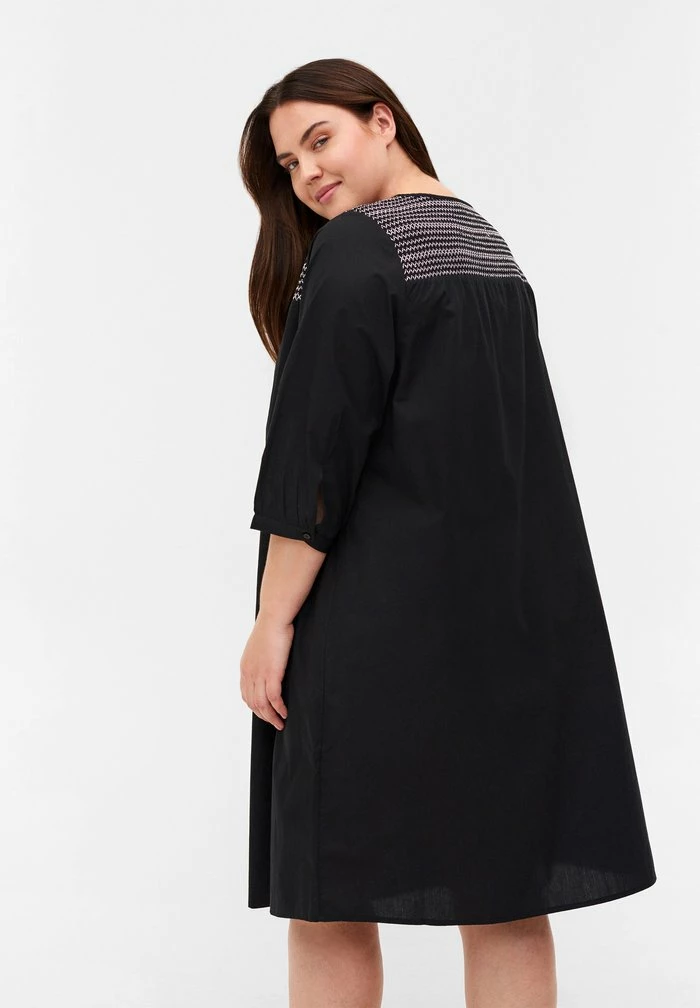 Zizzi MIT SMOCK UND A-LINIE - Robe De Jour - Black 3 Zizzi MIT SMOCK UND A-LINIE - Robe De Jour - Black – Image 3