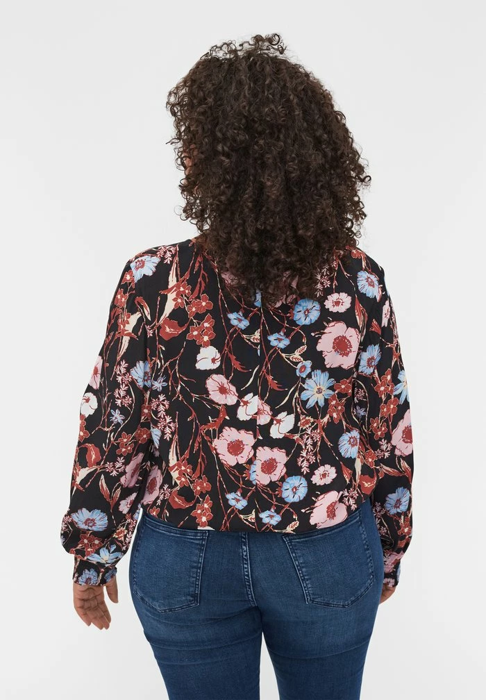 Zizzi WITH SMOCK DETAIL - Blouse - Black Flower Aop 2 Zizzi WITH SMOCK DETAIL - Blouse - Black Flower Aop – Image 2