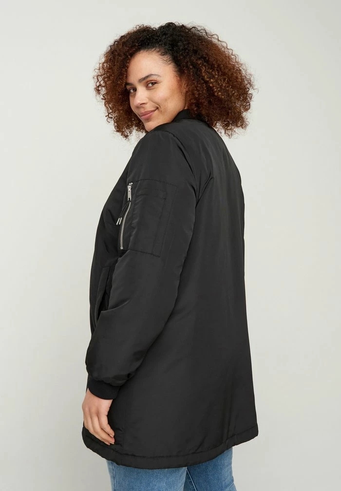 Zizzi MIT TASCHEN - Blouson Bomber - Black 3 Zizzi MIT TASCHEN - Blouson Bomber - Black – Image 3