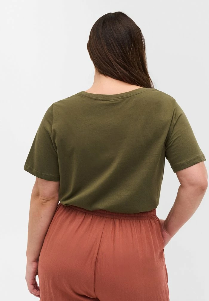 Zizzi T-shirt Imprimé - Ivy Green Athletic 3 Zizzi T-shirt Imprimé - Ivy Green Athletic – Image 3