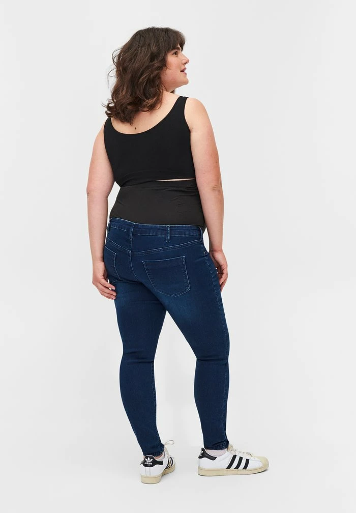 Zizzi AUS CHUNG - Jean Slim - Dark Blue Denim 3 Zizzi AUS CHUNG - Jean Slim - Dark Blue Denim – Image 3