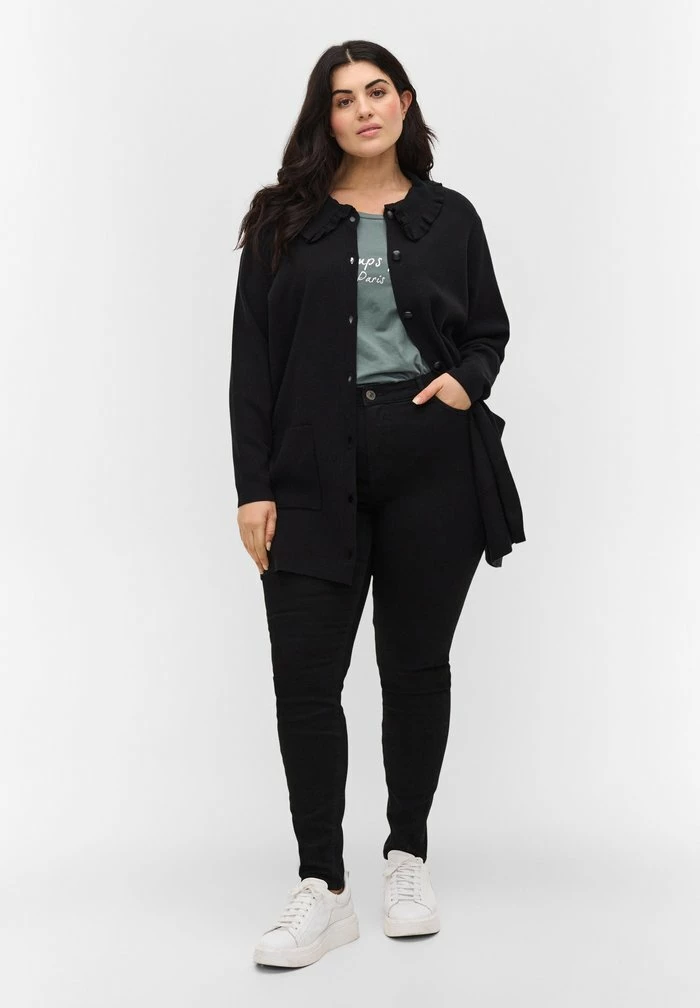 Zizzi WITH A RUFFLE COLLAR AND POCKETS - Gilet - Black 2 Zizzi WITH A RUFFLE COLLAR AND POCKETS - Gilet - Black – Image 2