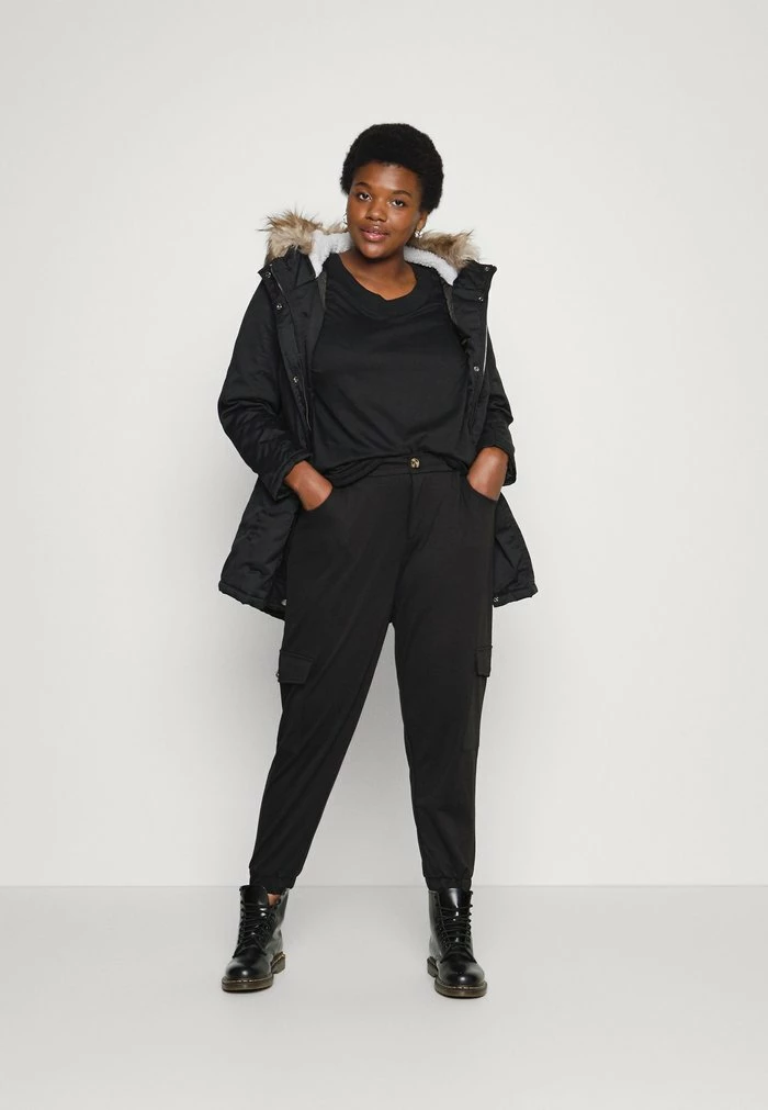 Zizzi MDAKOTA PANT - Pantalon De Survêtement - Black 2 Zizzi MDAKOTA PANT - Pantalon De Survêtement - Black – Image 2