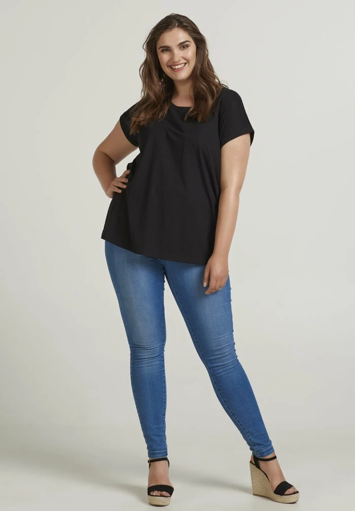 Zizzi T-shirt Basique - Black 2 Zizzi T-shirt Basique - Black – Image 2