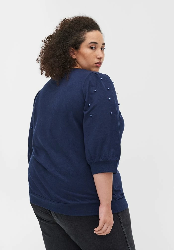 Zizzi BALLONÄRMELN UND PERLEN - Blouse - Black Iris 3 Zizzi BALLONÄRMELN UND PERLEN - Blouse - Black Iris – Image 3