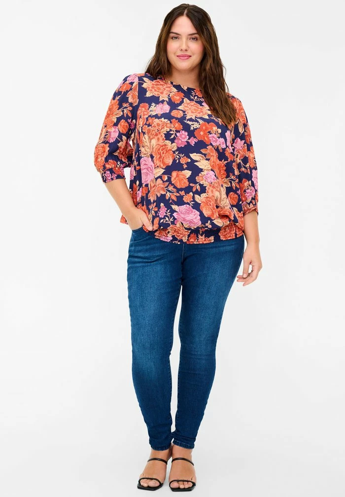 Zizzi BLOMSTRET BLUSE I VISKOSE MED SMOCK - Blouse - Vintage Aop 2 Zizzi BLOMSTRET BLUSE I VISKOSE MED SMOCK - Blouse - Vintage Aop – Image 2