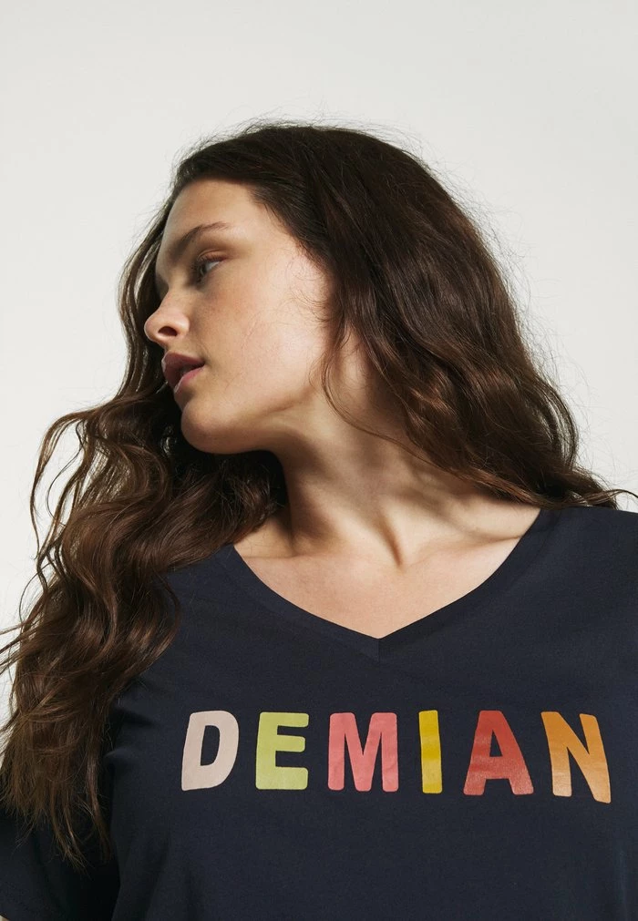 Zizzi FIERCE STRAIGHT TEE - T-shirt Imprimé - Night Sky 4 Zizzi FIERCE STRAIGHT TEE - T-shirt Imprimé - Night Sky – Image 4