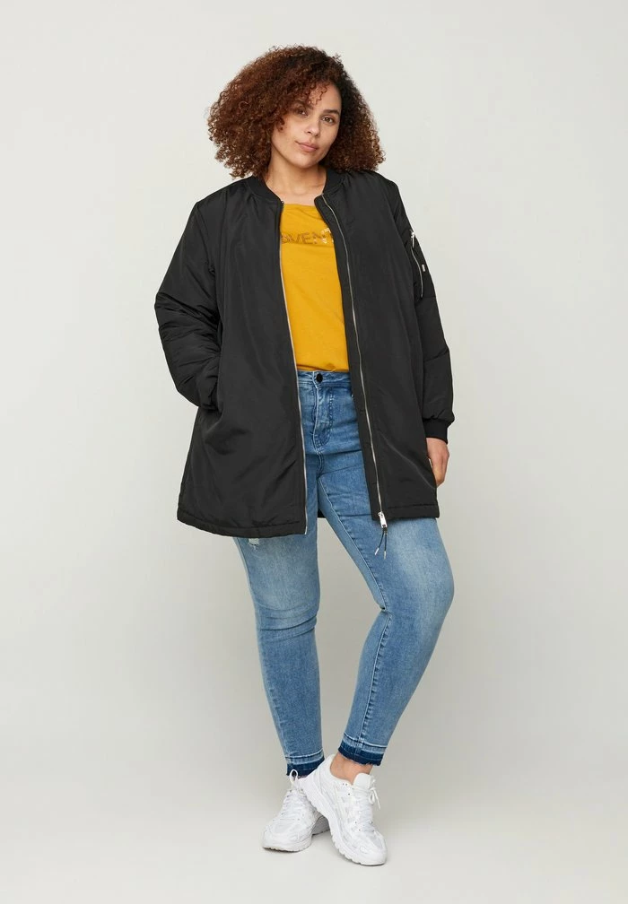 Zizzi MIT TASCHEN - Blouson Bomber - Black 2 Zizzi MIT TASCHEN - Blouson Bomber - Black – Image 2