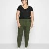 Zizzi JYUKI ANKLE PANT - Pantalon Classique - Army Green 6 Zizzi JYUKI ANKLE PANT - Pantalon Classique - Army Green -France Zizzi Soldes 2022 718ffa09a6ad4c3ebd7aa8244b1c9d44