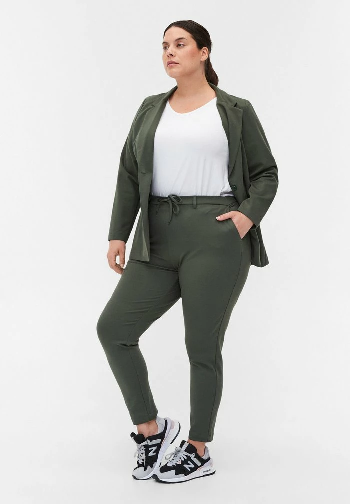 Zizzi CROPPED BUKSER MED LOMMER OG JUSTERBAR SNØRER - Pantalon De Survêtement - Thyme 1 Zizzi CROPPED BUKSER MED LOMMER OG JUSTERBAR SNØRER - Pantalon De Survêtement - Thyme