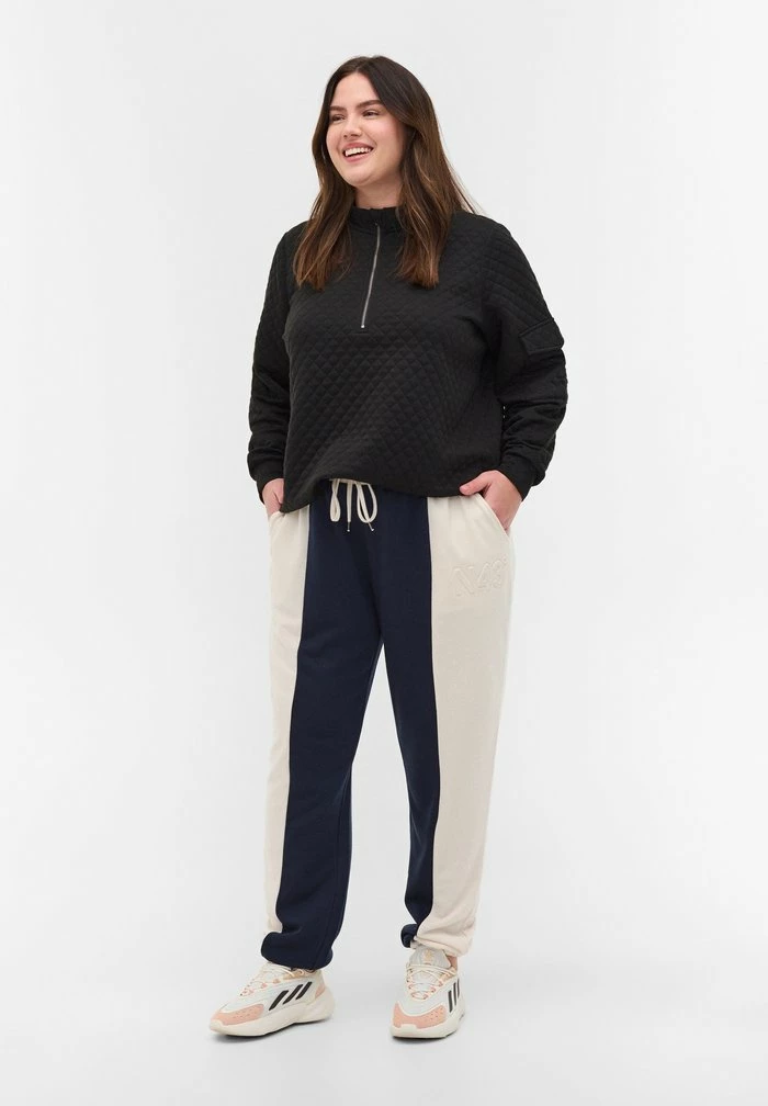 Zizzi COLOURBLOCK - Pantalon De Survêtement - Night Sky Off White 1 Zizzi COLOURBLOCK - Pantalon De Survêtement - Night Sky Off White