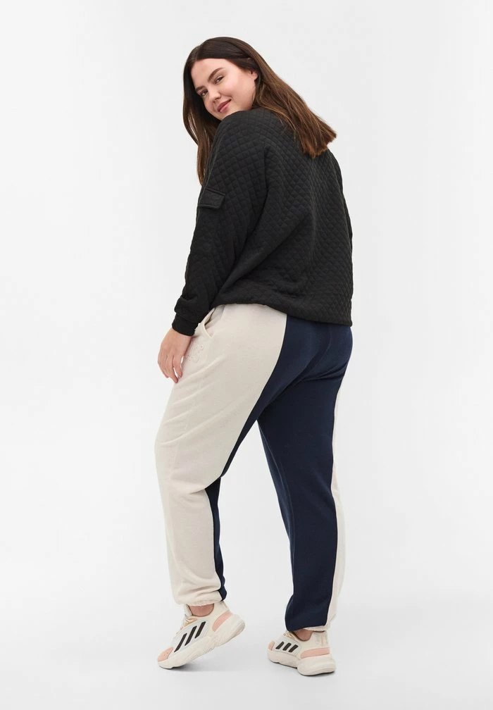 Zizzi COLOURBLOCK - Pantalon De Survêtement - Night Sky Off White 2 Zizzi COLOURBLOCK - Pantalon De Survêtement - Night Sky Off White – Image 2