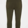 Zizzi JABELONE CAPRI - Short - Olive Night -France Zizzi Soldes 2022 879d5b2547f047cda5a5f71e0759b13e