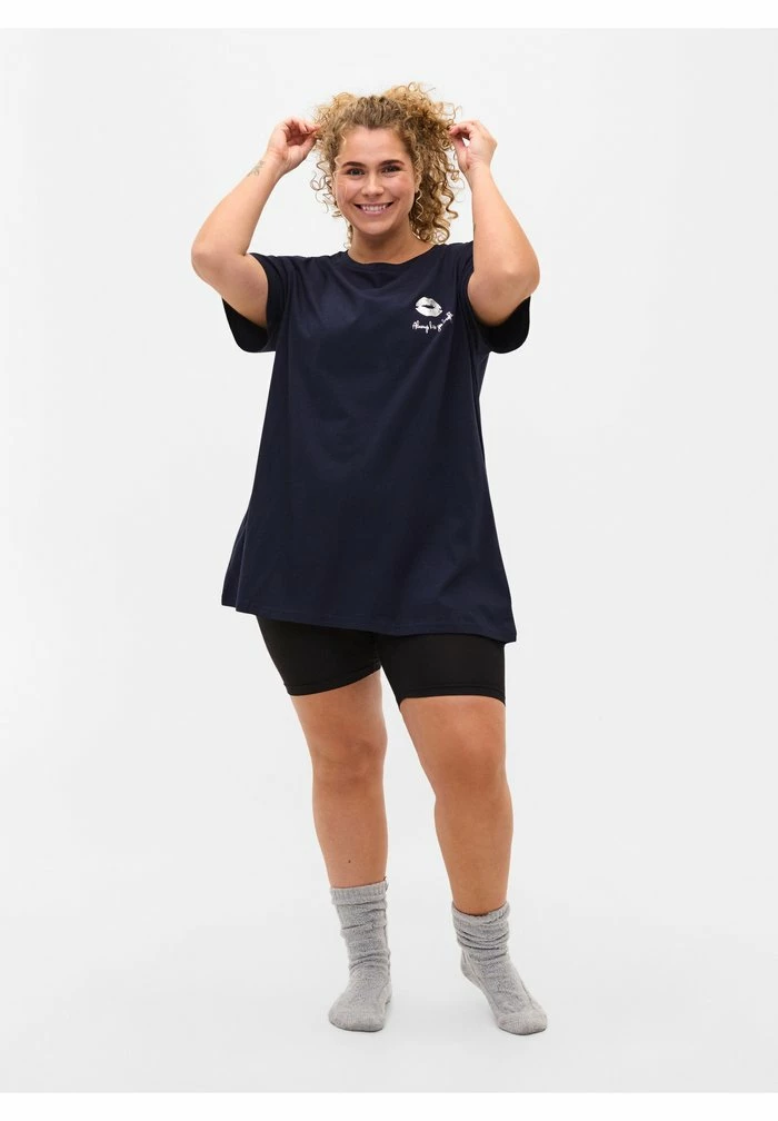 Zizzi OVERSIZE AUS - Haut De Pyjama - Night Sky Lips 2 Zizzi OVERSIZE AUS - Haut De Pyjama - Night Sky Lips – Image 2