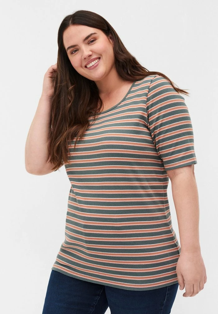 Zizzi T-shirt Imprimé - Balsam Green Stripe 1 Zizzi T-shirt Imprimé - Balsam Green Stripe