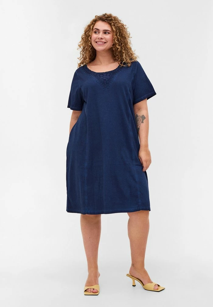 Zizzi Robe En Jersey - Blue Washed 2 Zizzi Robe En Jersey - Blue Washed – Image 2