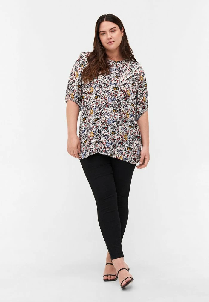 Zizzi MED KORTE ÆRMER - Blouse - Powder Puff Aop 2 Zizzi MED KORTE ÆRMER - Blouse - Powder Puff Aop – Image 2