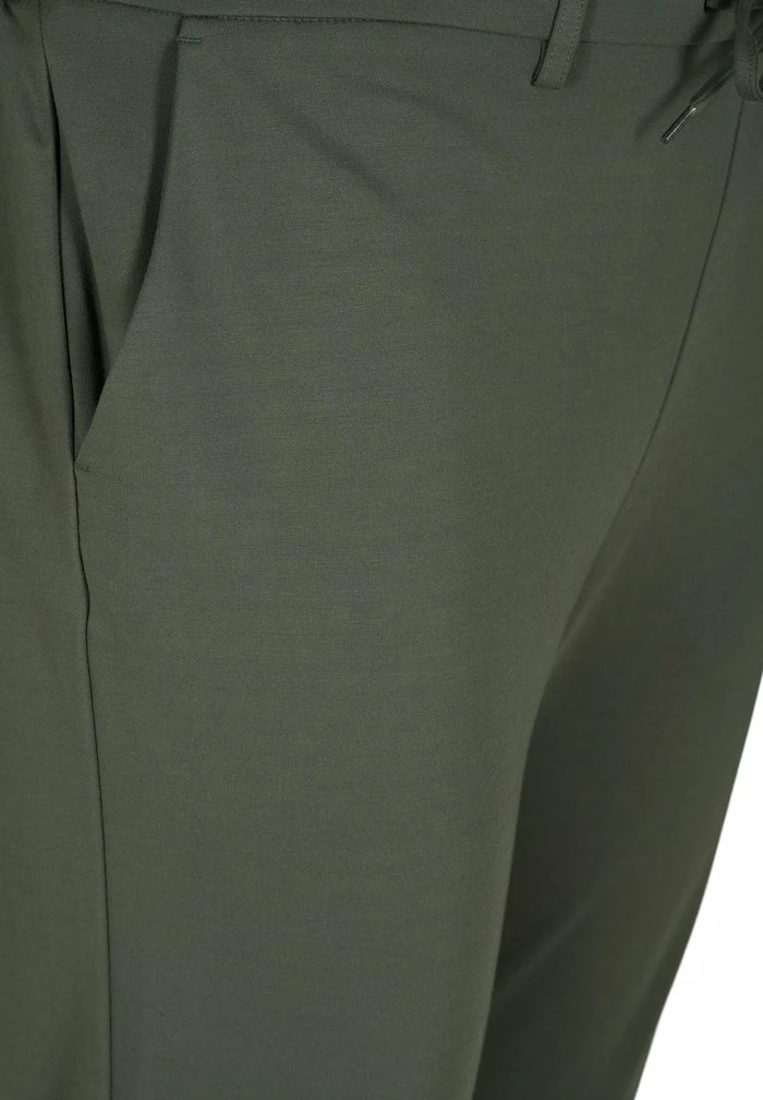 Zizzi CROPPED BUKSER MED LOMMER OG JUSTERBAR SNØRER - Pantalon De Survêtement - Thyme 5 Zizzi CROPPED BUKSER MED LOMMER OG JUSTERBAR SNØRER - Pantalon De Survêtement - Thyme – Image 5