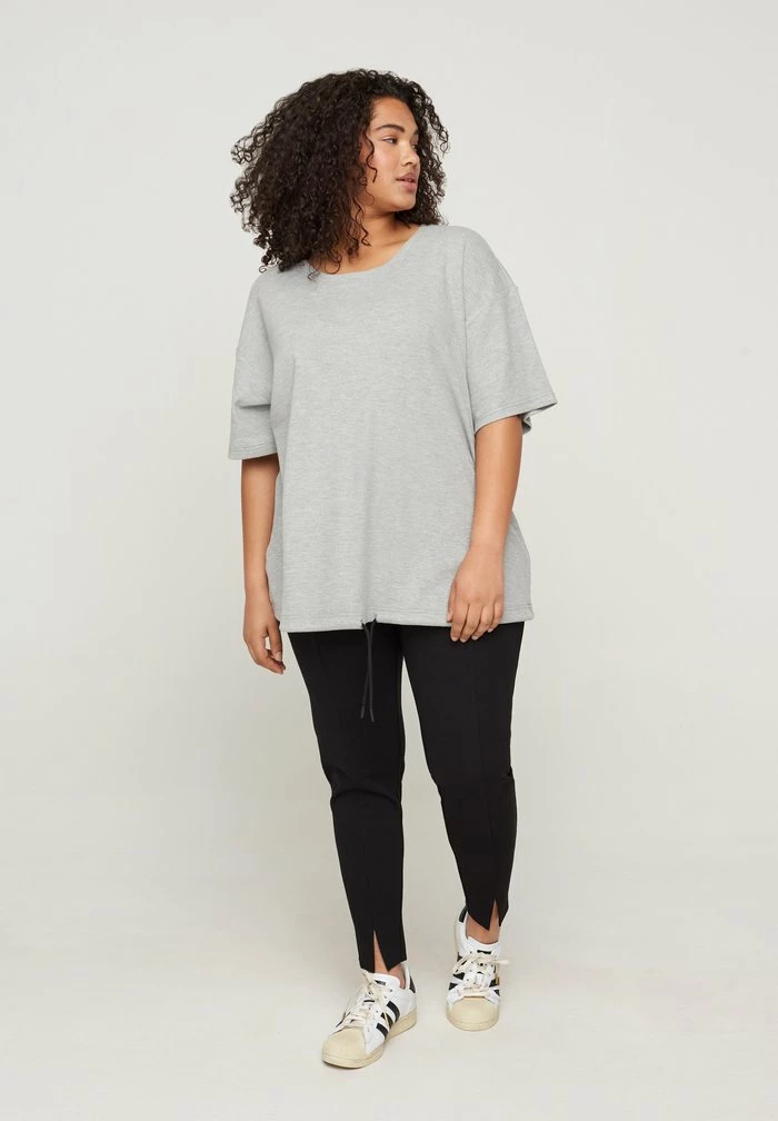 Zizzi T-shirt Imprimé - Light Grey Melange 2 Zizzi T-shirt Imprimé - Light Grey Melange – Image 2
