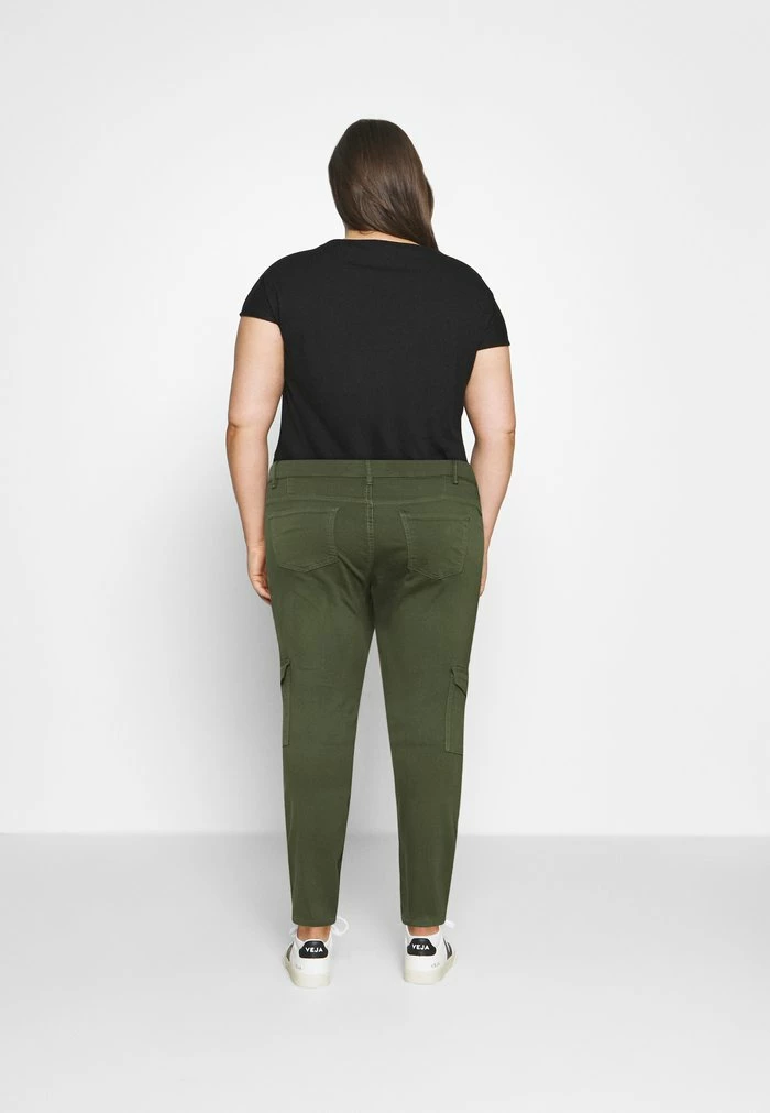 Zizzi JYUKI ANKLE PANT - Pantalon Classique - Army Green 3 Zizzi JYUKI ANKLE PANT - Pantalon Classique - Army Green – Image 3