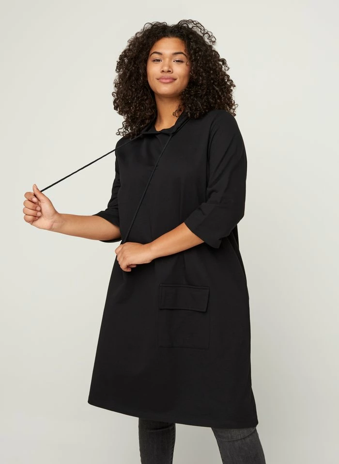 Zizzi WITH 3/4 LENGTH SLEEVES AND A HOOD - Robe De Jour - Black 1 Zizzi WITH 3/4 LENGTH SLEEVES AND A HOOD - Robe De Jour - Black