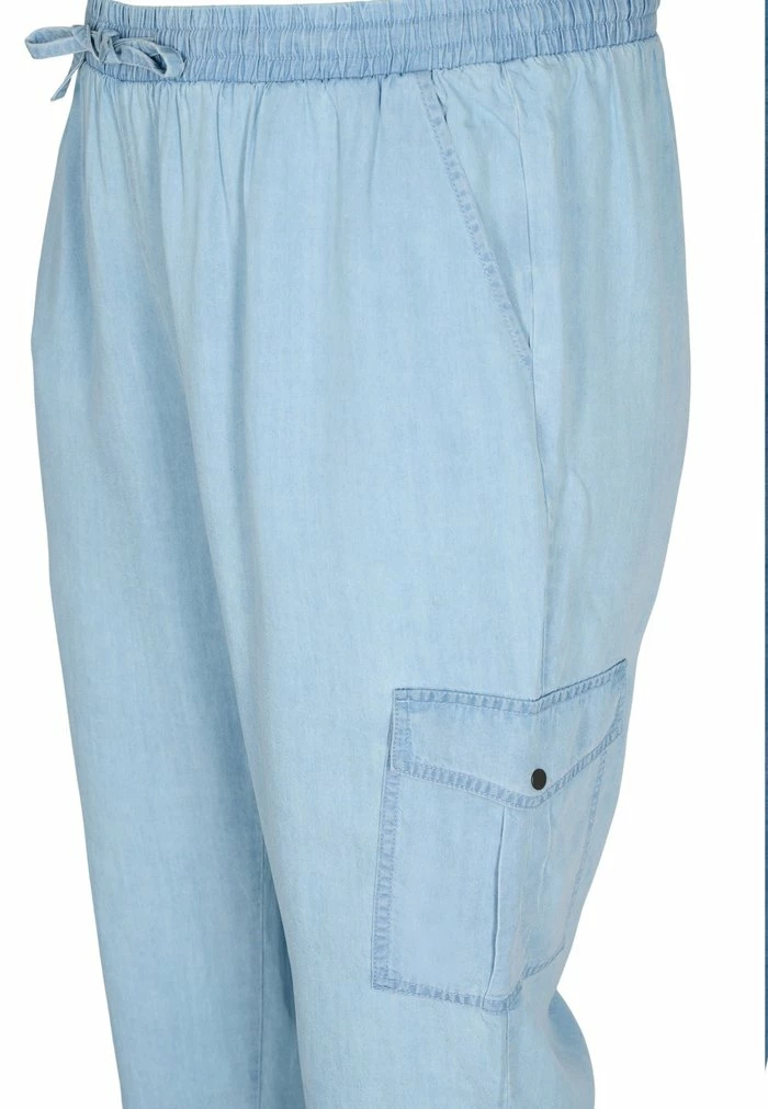 Zizzi Pantalon Cargo - Light Blue Denim 3 Zizzi Pantalon Cargo - Light Blue Denim – Image 3