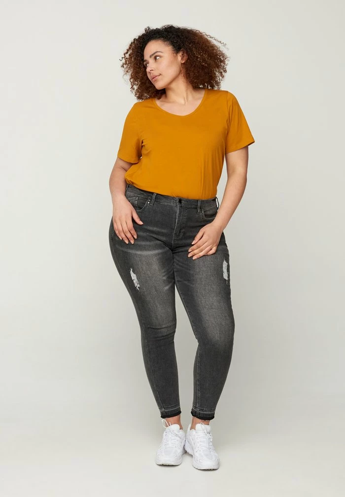 Zizzi T-shirt Basique - Brown 2 Zizzi T-shirt Basique - Brown – Image 2