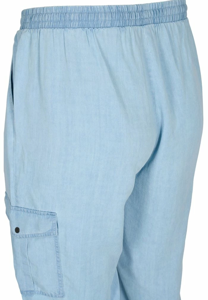Zizzi Pantalon Cargo - Light Blue Denim 4 Zizzi Pantalon Cargo - Light Blue Denim – Image 4