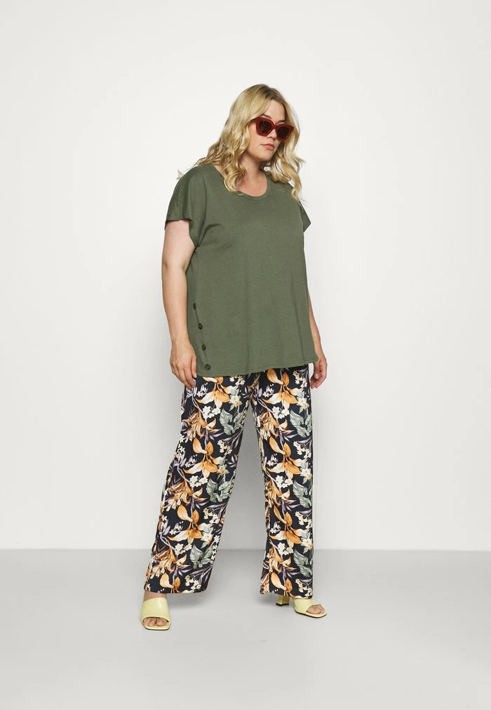 Zizzi EFANNEY BUTTON TEE - T-shirt Basique - Thyme 2 Zizzi EFANNEY BUTTON TEE - T-shirt Basique - Thyme – Image 2