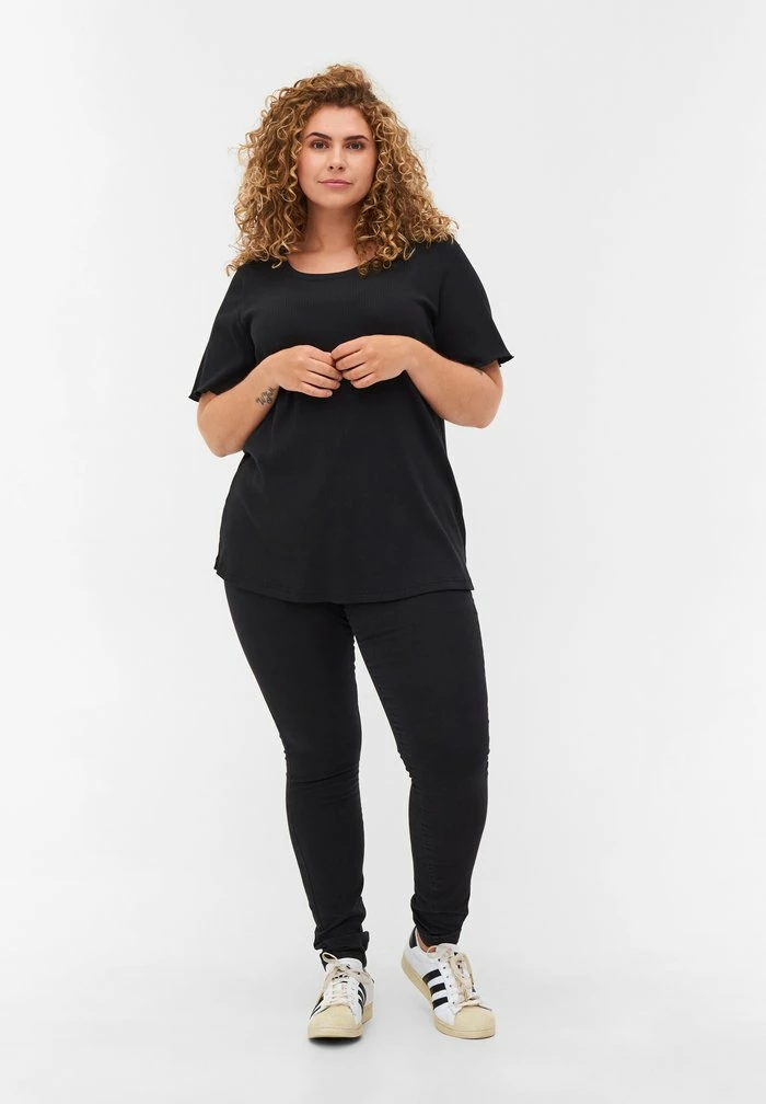 Zizzi T-shirt Basique - Black 2 Zizzi T-shirt Basique - Black – Image 2