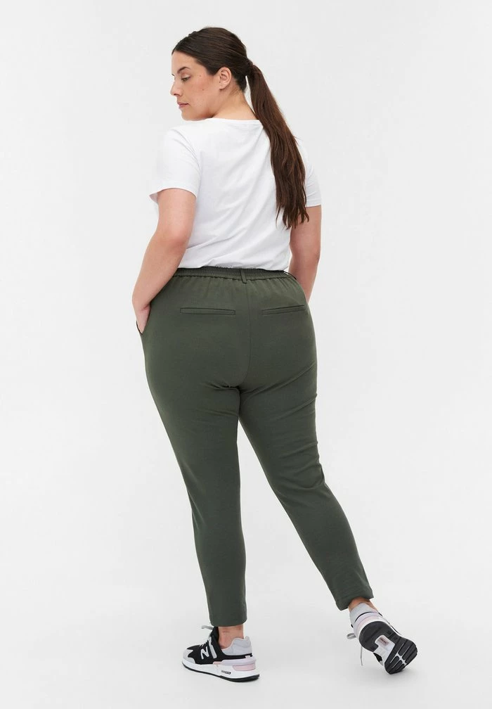 Zizzi CROPPED BUKSER MED LOMMER OG JUSTERBAR SNØRER - Pantalon De Survêtement - Thyme 2 Zizzi CROPPED BUKSER MED LOMMER OG JUSTERBAR SNØRER - Pantalon De Survêtement - Thyme – Image 2