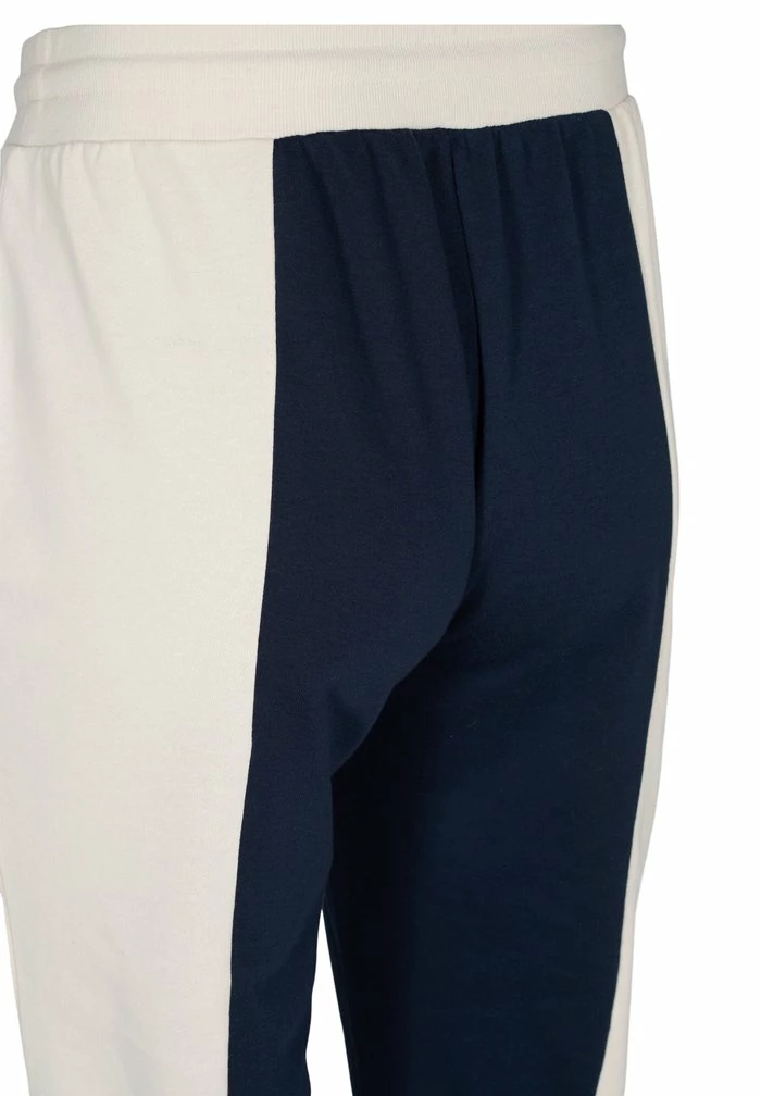 Zizzi COLOURBLOCK - Pantalon De Survêtement - Night Sky Off White 5 Zizzi COLOURBLOCK - Pantalon De Survêtement - Night Sky Off White – Image 5