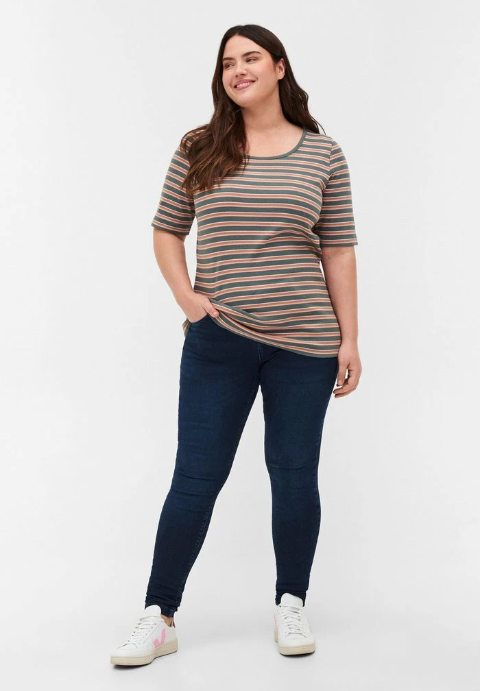 Zizzi T-shirt Imprimé - Balsam Green Stripe 2 Zizzi T-shirt Imprimé - Balsam Green Stripe – Image 2