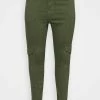 Zizzi JYUKI ANKLE PANT - Pantalon Classique - Army Green 8 Zizzi JYUKI ANKLE PANT - Pantalon Classique - Army Green -France Zizzi Soldes 2022 e5c80595be554af7a8c6beefee710e19