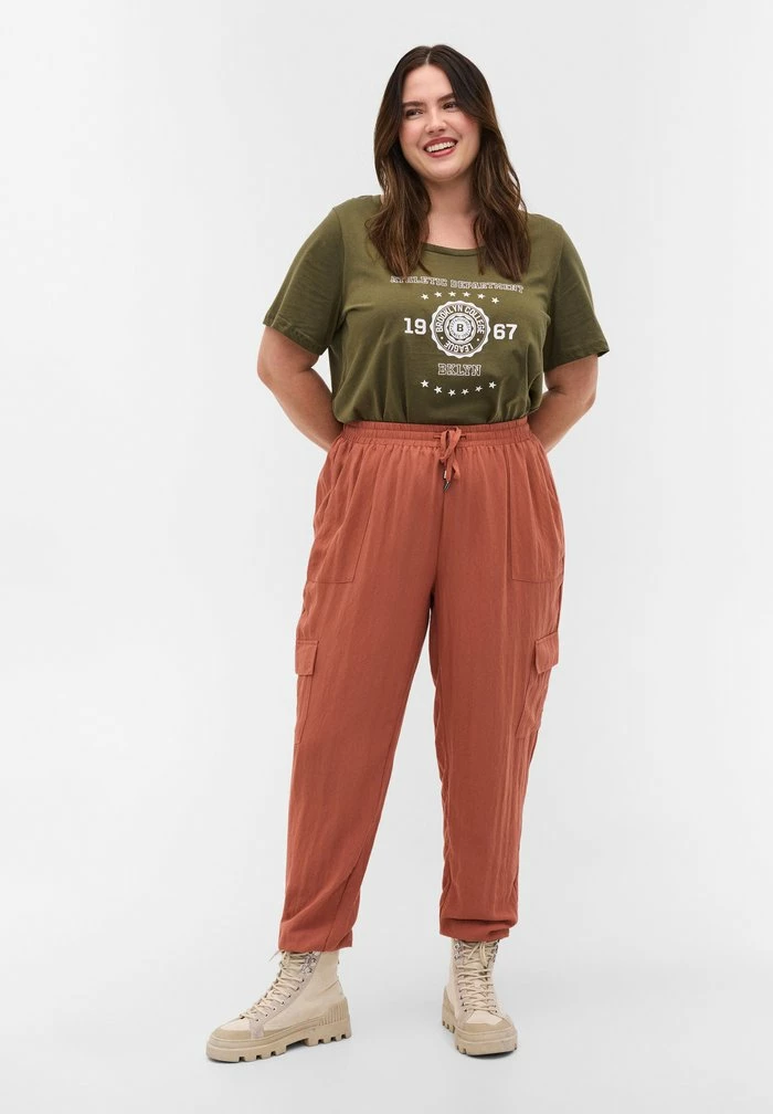 Zizzi T-shirt Imprimé - Ivy Green Athletic 2 Zizzi T-shirt Imprimé - Ivy Green Athletic – Image 2