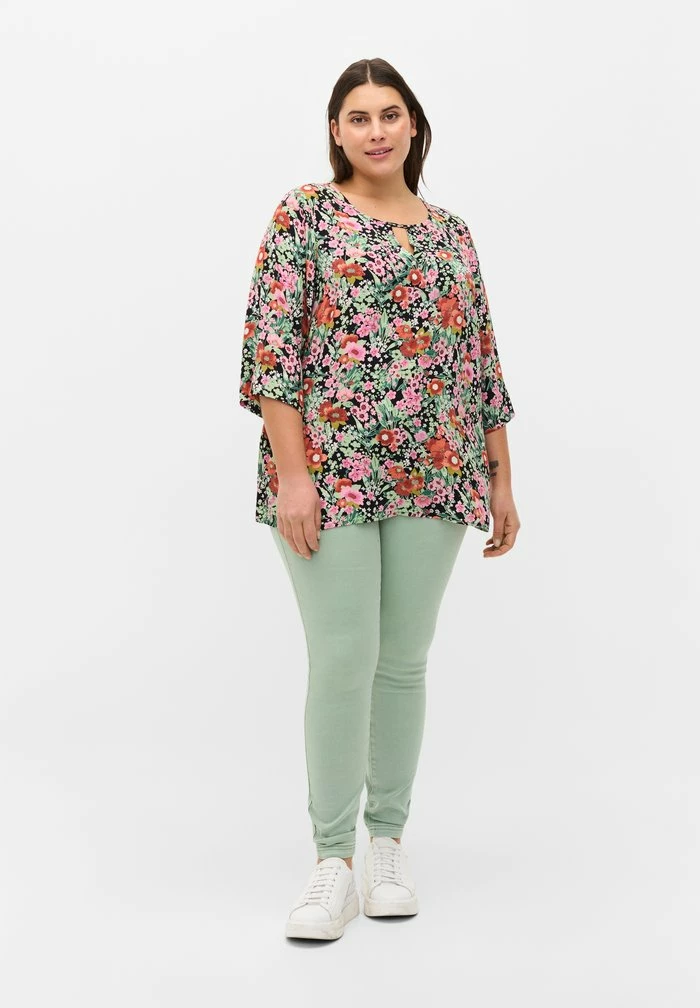 Zizzi MIT 3/4-ÄRMELN UND BLUMENPRINT - Blouse - Green Flower Aop 2 Zizzi MIT 3/4-ÄRMELN UND BLUMENPRINT - Blouse - Green Flower Aop – Image 2