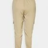 Zizzi CAJOY LONG PANT - Pantalon Classique - Beige -France Zizzi Soldes 2022 f02a164921ab4c098496cd56258156a4
