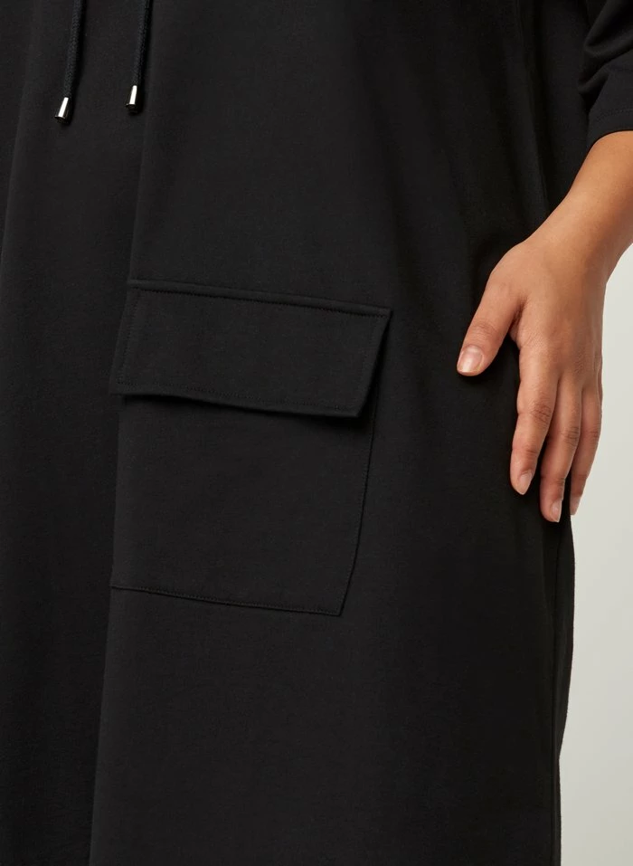 Zizzi WITH 3/4 LENGTH SLEEVES AND A HOOD - Robe De Jour - Black 4 Zizzi WITH 3/4 LENGTH SLEEVES AND A HOOD - Robe De Jour - Black – Image 4